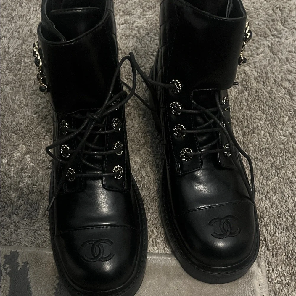 Chic Black Women's Boots - Picture 3 of 6